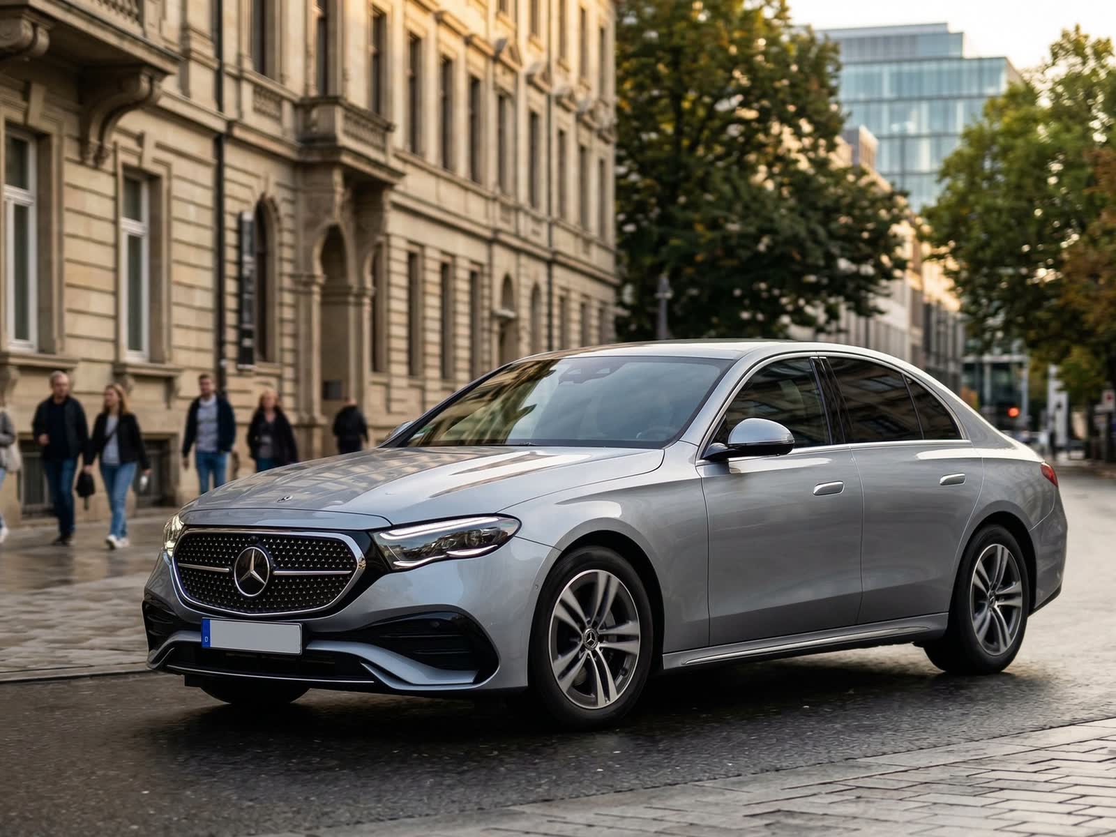 Серебристый Mercedes-Benz E-класса на городской улице